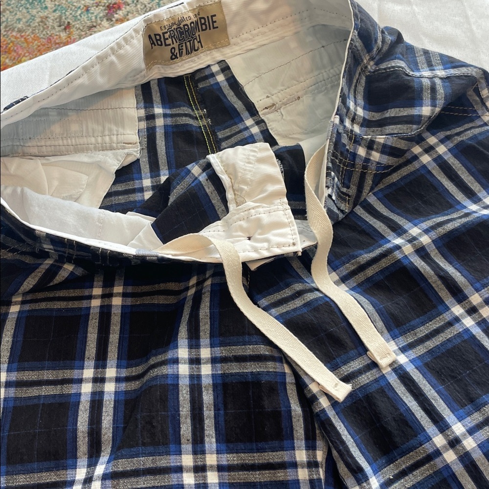 Abercrombie & Fitch Men's Navy and White Plaid Shorts 34 label cut off - Picture 3 of 4